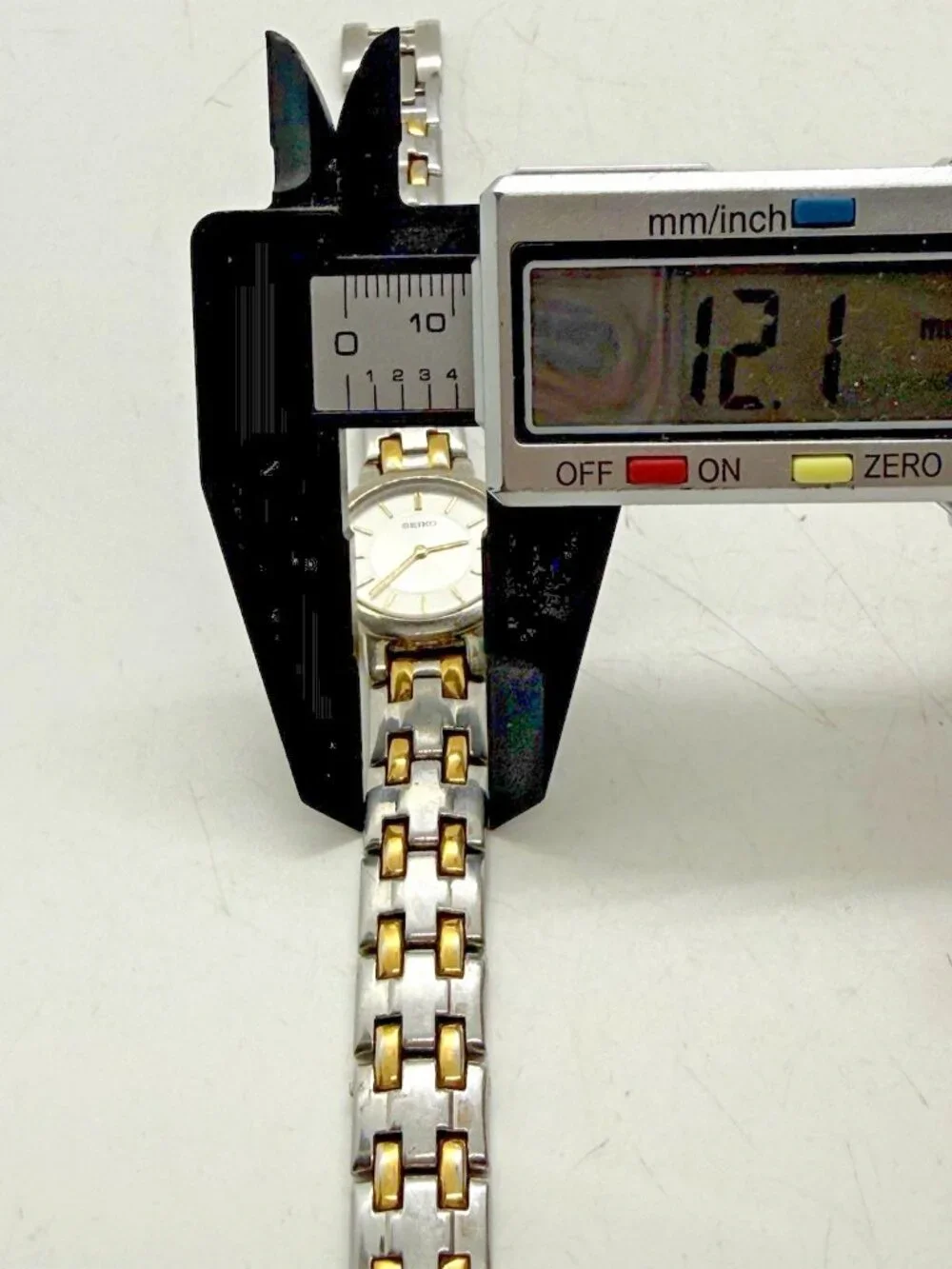 Vtg Seiko Women's Quartz Watch White Dial Two Tone Bracelet Round 1N00-1E19 RO